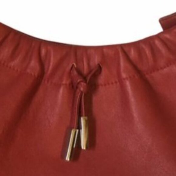 Red Genuine Leather Shoulder Bag With Zippered Compartments & Gold Accents For W - Picture 7 of 7